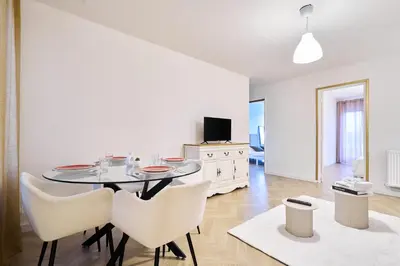 Télévision ou salle de divertissement dans l'établissement Magnifique Appartement dans le Centre-Ville de Reims, Proche de la Gare et des Commodités