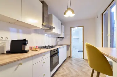 Cuisine ou kitchenette dans l'établissement Magnifique Appartement dans le Centre-Ville de Reims, Proche de la Gare et des Commodités