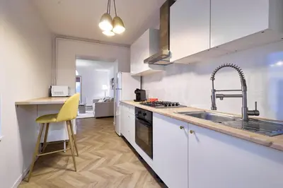 Cuisine ou kitchenette dans l'établissement Magnifique Appartement dans le Centre-Ville de Reims, Proche de la Gare et des Commodités