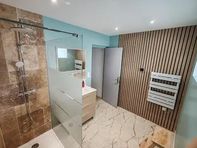 Salle de bains dans l'établissement Gîte de la cour Ronty