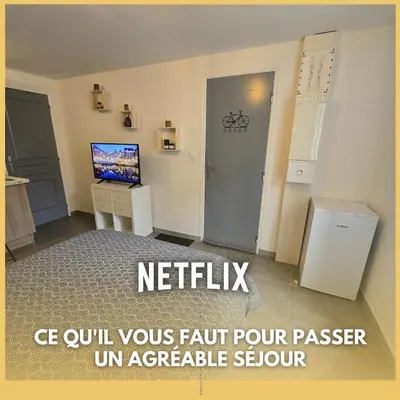 Télévision ou salle de divertissement dans l'établissement Cosy Studio Confort