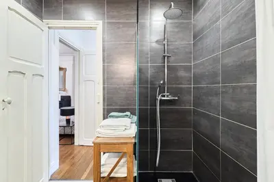 Salle de bains dans l'établissement Suite Vesle
