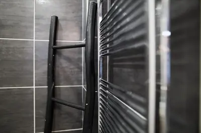 Salle de bains dans l'établissement Suite Vesle
