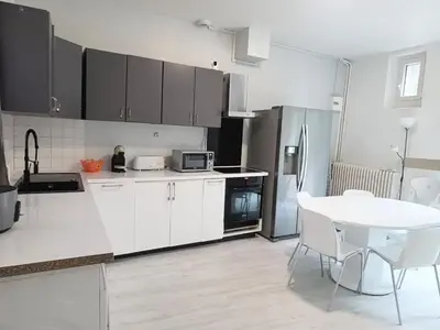 Cuisine ou kitchenette dans l'établissement maison spacieuse à coulommiers 8 couchages