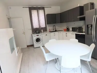 Cuisine ou kitchenette dans l'établissement maison spacieuse à coulommiers 8 couchages