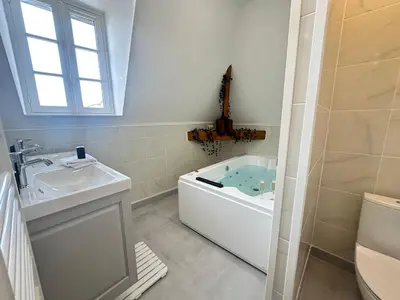 Salle de bains dans l'établissement S Baylevéd'Air duplex vue château, Balnéo et sauna