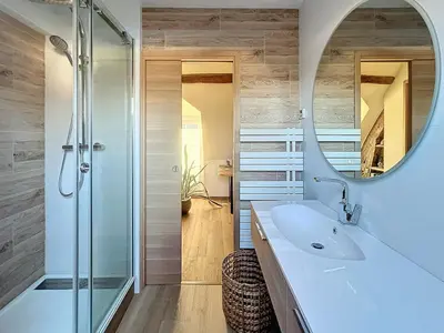 Salle de bains dans l'établissement Longère Andrea - Piscine & Foret