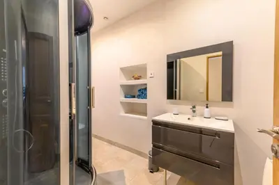Salle de bains dans l'établissement Aux portes du champagne - A 20 min de Château-Thierry