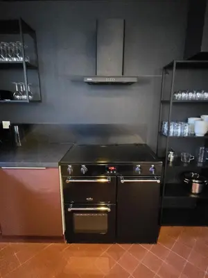 Cuisine ou kitchenette dans l'établissement Grande bâtisse fraîchement rénovée