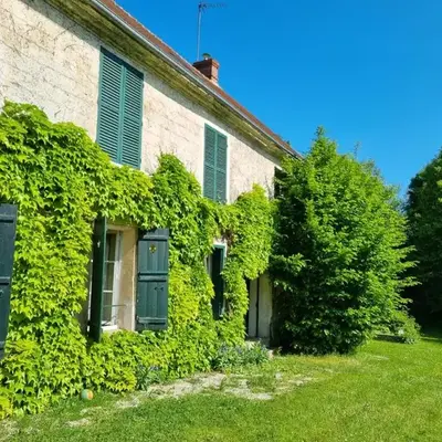 Grande bâtisse fraîchement rénovée