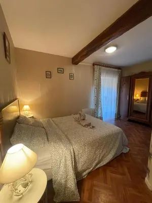 Un ou plusieurs lits dans un hébergement de l'établissement Sensation, chambre 2 lits pour 3 personnes, avec salle de bain privative