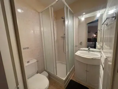 Salle de bains dans l'établissement Sensation, chambre 2 lits pour 3 personnes, avec salle de bain privative