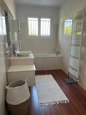 Salle de bains dans l'établissement Maison familiale, 3 chambres avec grand jardin, au cœur de la Champagne - proche A26-Sortie 17