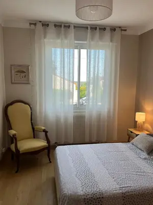 Un ou plusieurs lits dans un hébergement de l'établissement Maison familiale, 3 chambres avec grand jardin, au cœur de la Champagne - proche A26-Sortie 17