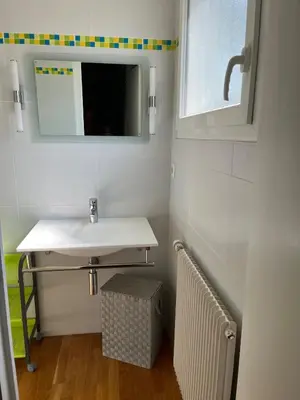 Salle de bains dans l'établissement Maison familiale, 3 chambres avec grand jardin, au cœur de la Champagne - proche A26-Sortie 17
