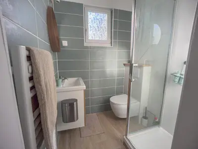 Salle de bains dans l'établissement New Lovely cosy house with garden