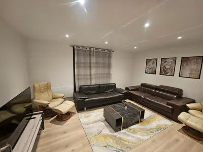 Coin salon dans l'établissement Appartement 75m2 neuf 15 min centre ville