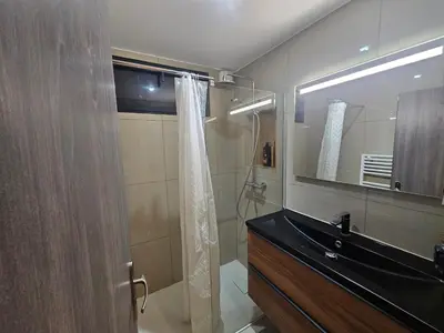 Salle de bains dans l'établissement Appartement 75m2 neuf 15 min centre ville
