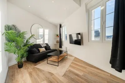 Télévision ou salle de divertissement dans l'établissement Le Petit Saint Martin - Duplex - Cœur de ville