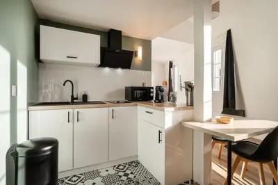 Cuisine ou kitchenette dans l'établissement Le Petit Saint Martin - Duplex - Cœur de ville