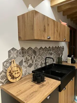 Cuisine ou kitchenette dans l'établissement La ferme du bois