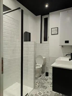 Salle de bains dans l'établissement Les toits de la République