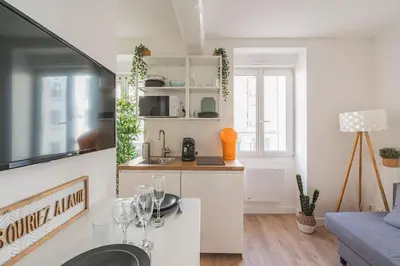 Cuisine ou kitchenette dans l'établissement FLORA,centre Reims,parking privé