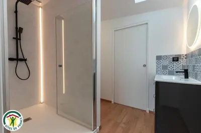 Salle de bains dans l'établissement Le pressoir de Nestor