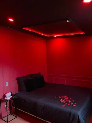 Un ou plusieurs lits dans un hébergement de l'établissement Le boudoir rouge - Loveroom luxueuse pour couples
