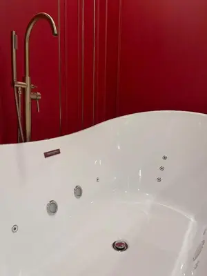 Salle de bains dans l'établissement Le boudoir rouge - Loveroom luxueuse pour couples