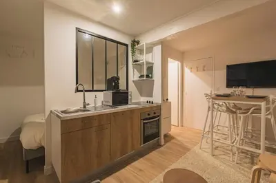 Cuisine ou kitchenette dans l'établissement Oscaria, centre Reims, plein pied
