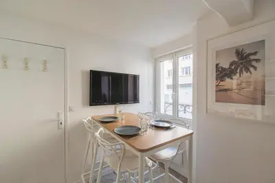 Télévision ou salle de divertissement dans l'établissement Oscaria, centre Reims, plein pied