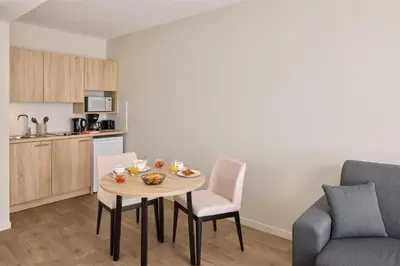 Cuisine ou kitchenette dans l'établissement Quality Aparthotel Reims - Saint-Thomas