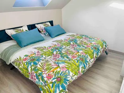 Un ou plusieurs lits dans un hébergement de l'établissement Maison cosy avec jardin & piscine chauffée