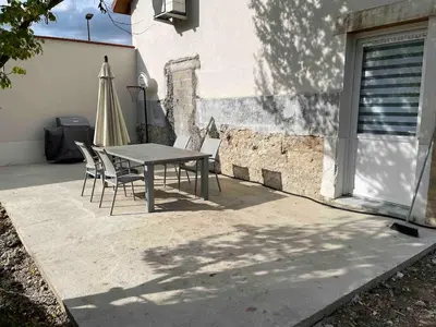 Terrasse ou espace extérieur de l'établissement Maison cosy avec jardin & piscine chauffée