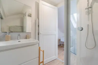 Salle de bains dans l'établissement CELIAN,centre Reims pour 4 pers