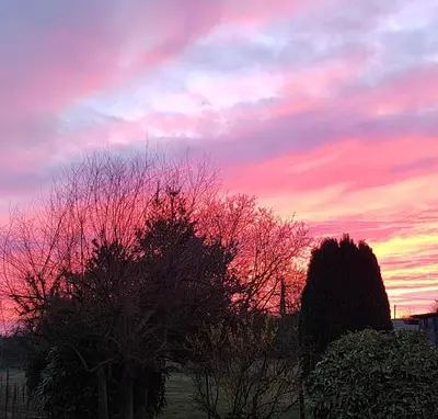 Lever ou coucher de soleil vu de le séjour chez l'habitant ou à proximité