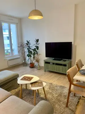 Télévision ou salle de divertissement dans l'établissement Spacious and central apartment