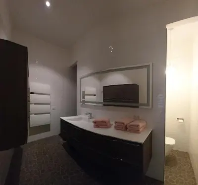 Télévision ou salle de divertissement dans l'établissement Bel appartement 140m2, terrasse au calme 20m2