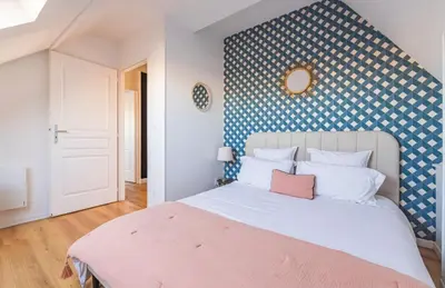Un ou plusieurs lits dans un hébergement de l'établissement Appartement centre-ville Reims vue Cathédrale