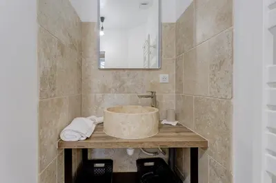Salle de bains dans l'établissement La Clouterie - Face au ruisseau piscine privée