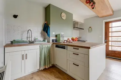Cuisine ou kitchenette dans l'établissement La Clouterie - Face au ruisseau piscine privée