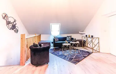 Coin salon dans l'établissement Suite Premium 4 étoiles, spacieux avec sauna et extérieur