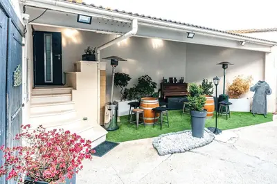 Coin salon dans l'établissement Suite Premium 4 étoiles, spacieux avec sauna et extérieur