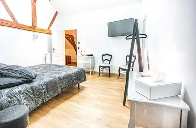 Télévision ou salle de divertissement dans l'établissement Suite Edouard - 4 étoiles, spacieux avec sauna et extérieur