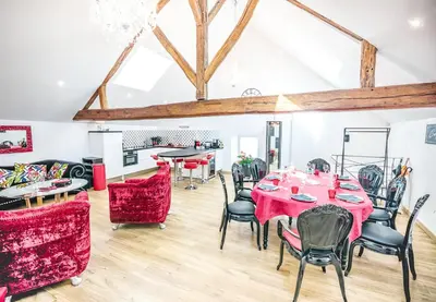 Coin salon dans l'établissement Suite Edouard - 4 étoiles, spacieux avec sauna et extérieur