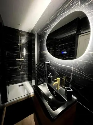 Salle de bains dans l'établissement Suite de Luxe - Jacuzzi & Cave Secrète