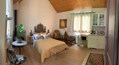 Un ou plusieurs lits dans un hébergement de l'établissement Artist Ernest Renoux's Atelier, Romantic Retreat