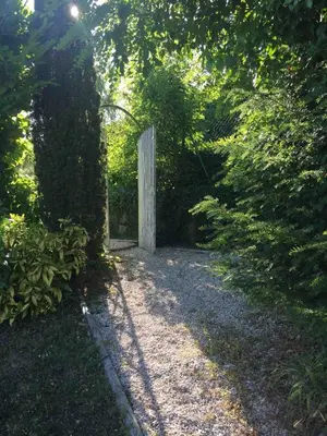 Jardin de l'établissement Artist Ernest Renoux's Atelier, Romantic Retreat