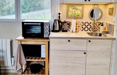 Cuisine ou kitchenette dans l'établissement Artist Ernest Renoux's Atelier, Romantic Retreat